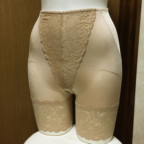 【レディース・補正下着】ワコール　光沢ストレッチと豪華で綺麗なレース　セミロングガードル　ベージュ　64サイズ　日本製