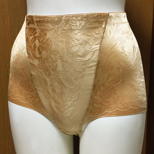 【レディース・補正下着】ワコール　光沢輝く　美しい花柄ジャガード　まるくて綺麗なヒップ　ガードル　ベージュ　Mサイズ　日本製