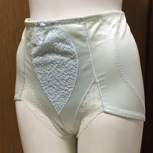 【レディース・補正下着】トリンプ 　透明感漂う美しさ　光沢すべすべショートガードル　水色　82　Lサイズ